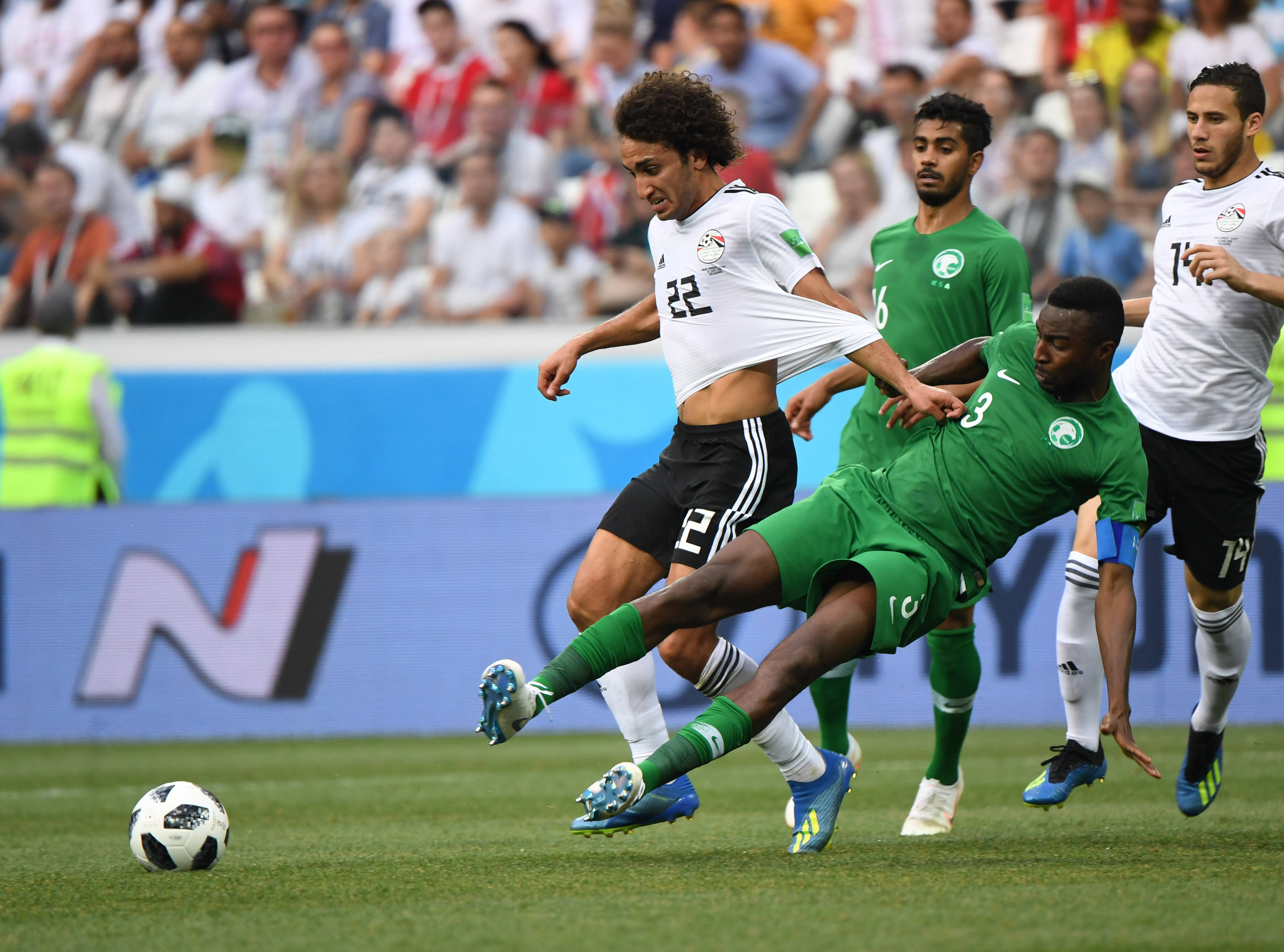 关于今夜足总杯焦点战，休斯敦火箭再遭质疑，球迷炸锅，赛程密集仍需轮换的信息