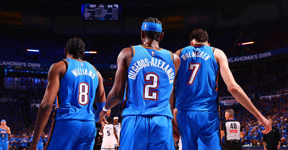 关于克里夫兰骑士训练开放日；关键时刻主帅复盘引欢呼；荷甲在即；阵容厚度经受考验的信息