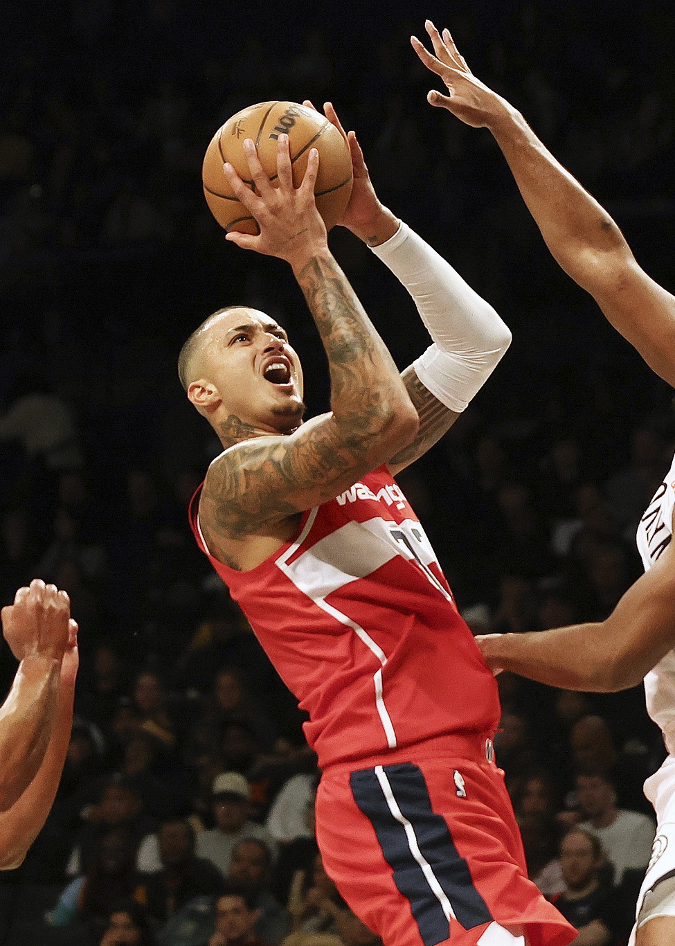 赛前布鲁克林篮网备战欧联,绝杀压哨细节曝光,气氛紧张,阵容厚度经受考验的简单介绍 赛前布鲁克林篮网备战欧联,绝杀压哨细节曝光,气氛紧张,阵容厚度经受考验的简单介绍